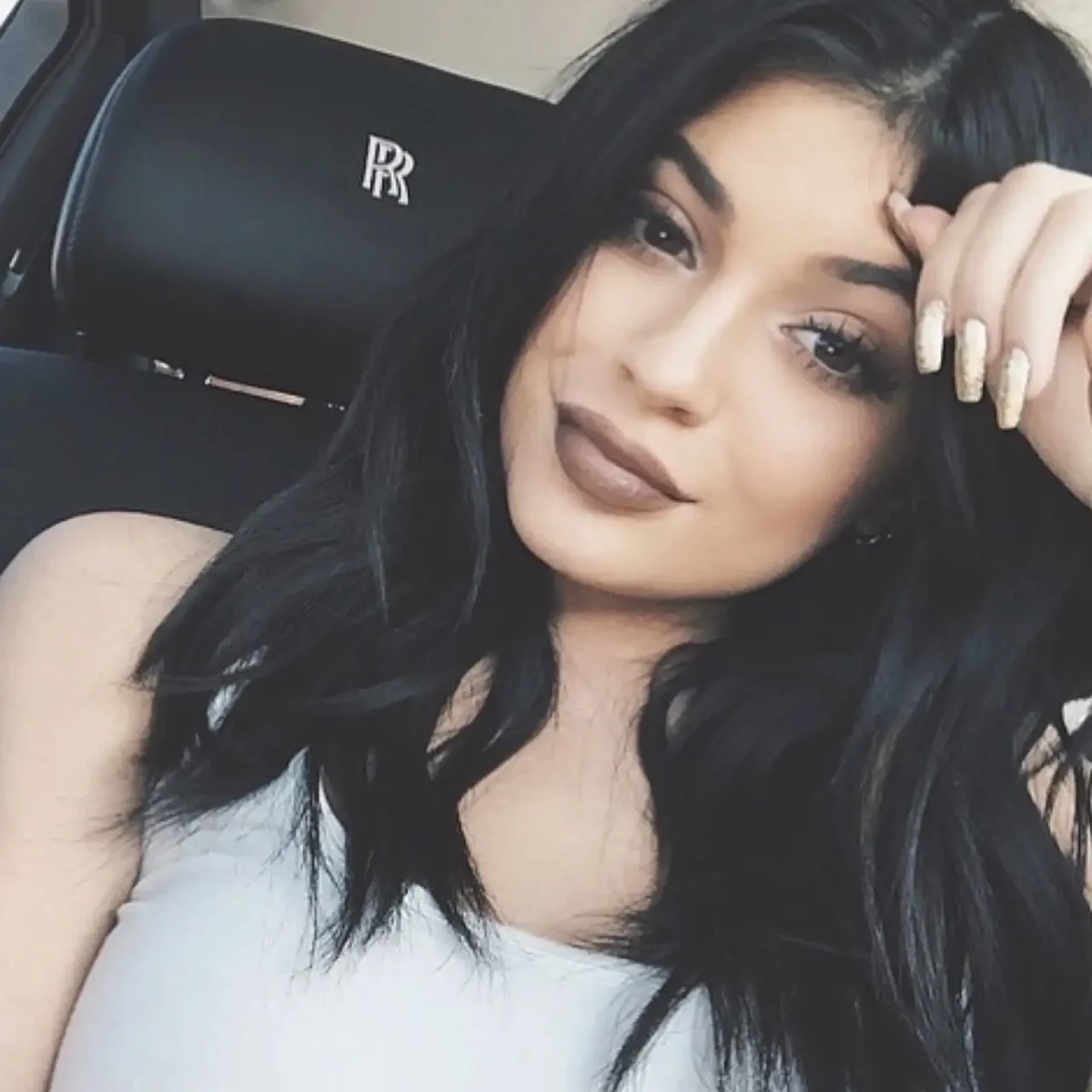 Кайли Дженнер с черными волосами