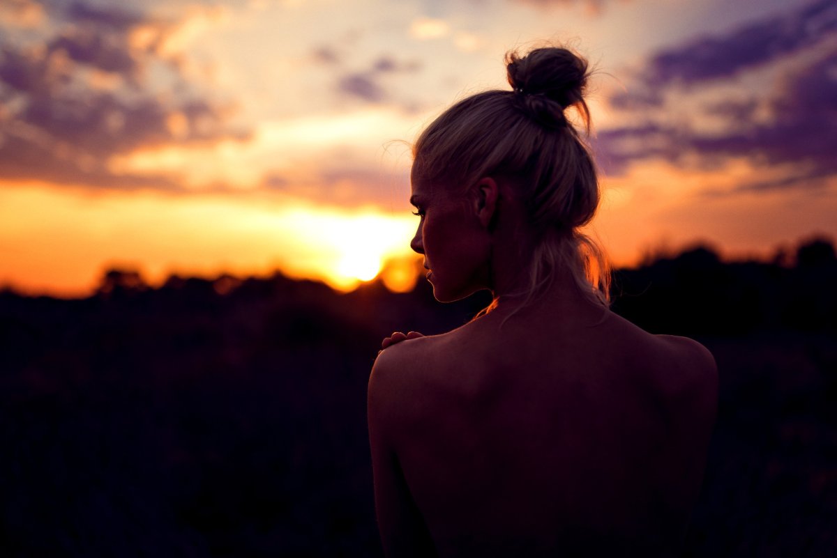 Блондинка на закате