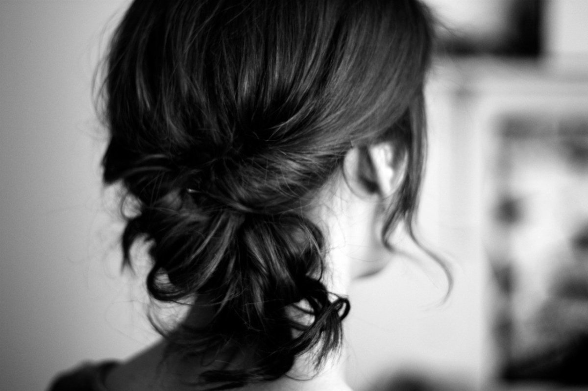 Девушка со спины черно белое