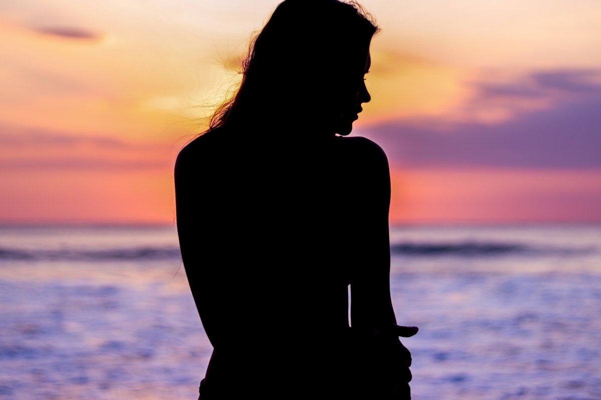 Девушка на закате у моря