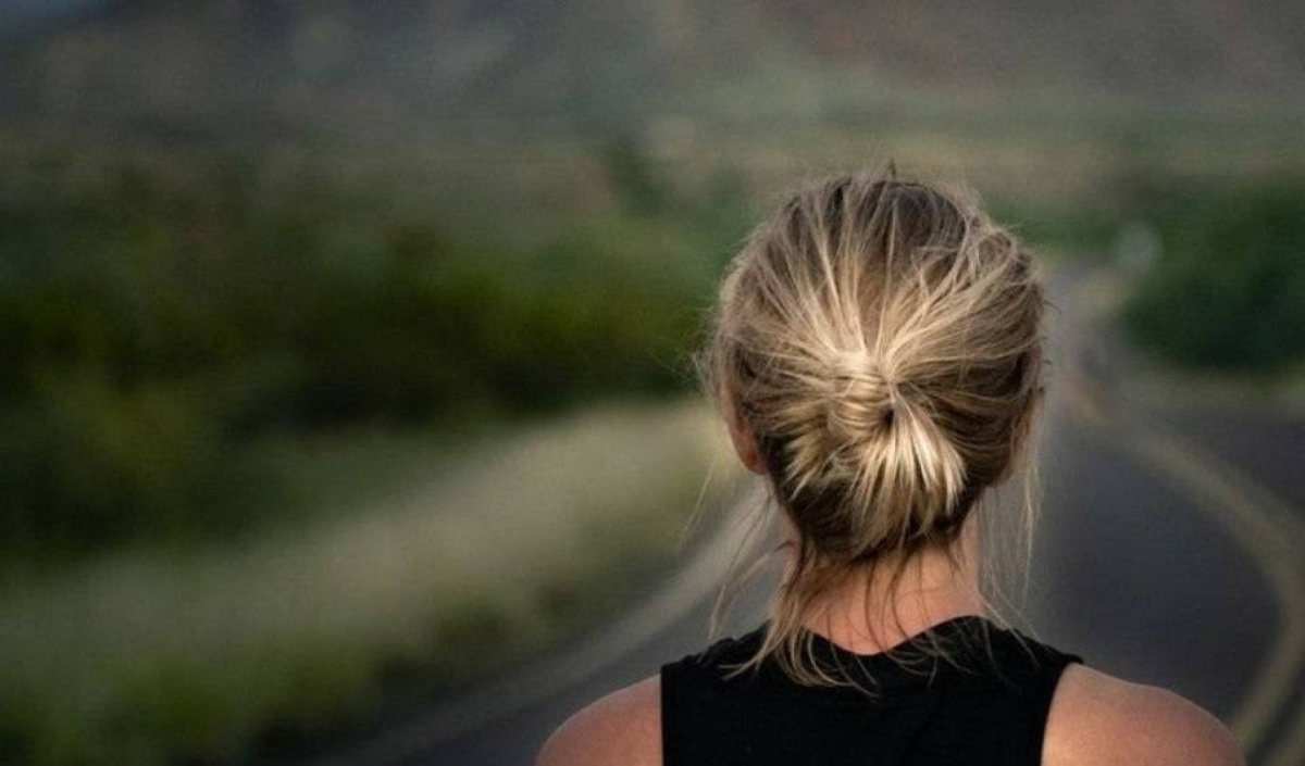 Голова девушки сзади