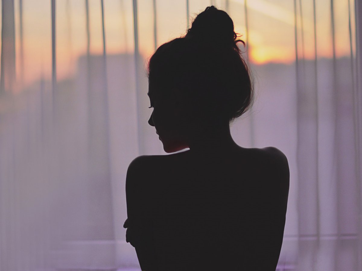 Тень девушки со спины