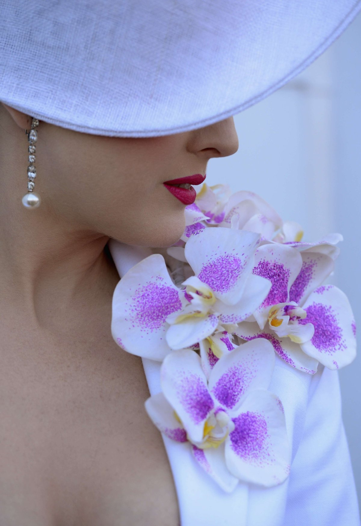 Девушка в берете и очках