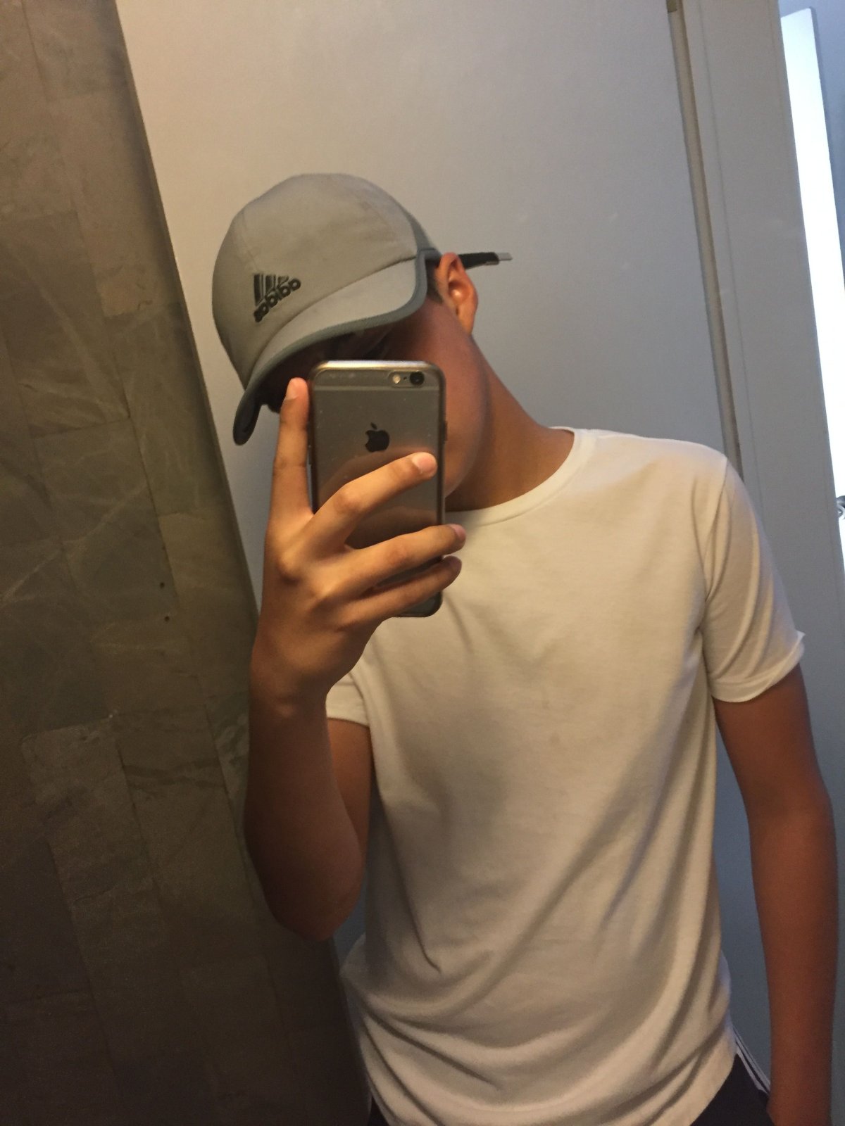 Парень с айфоном