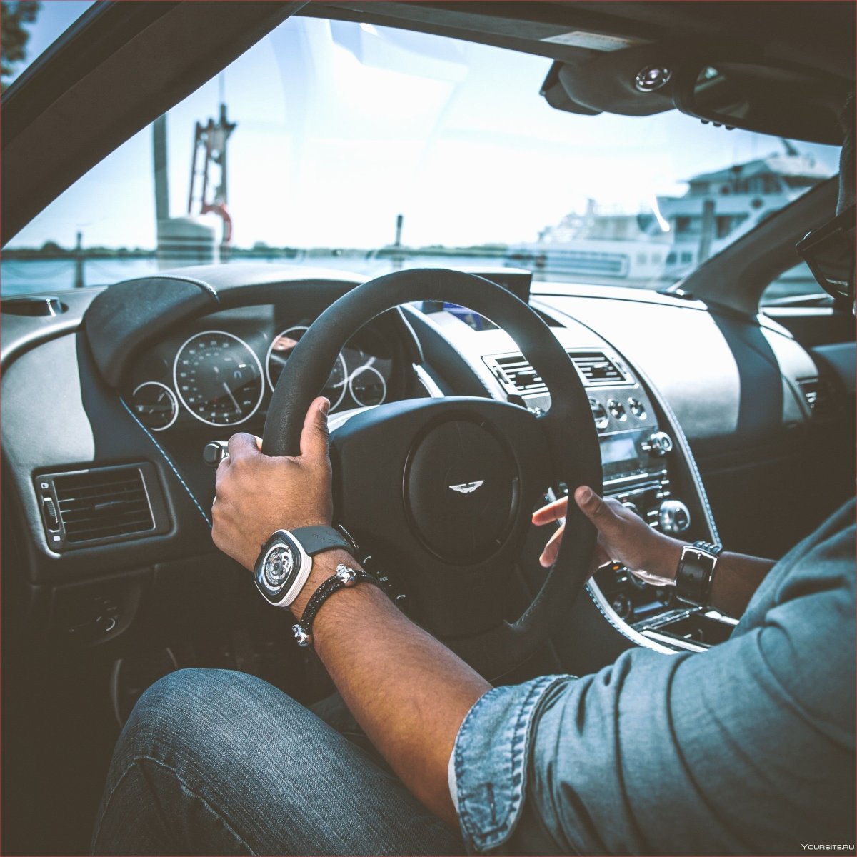 Парень за рулем