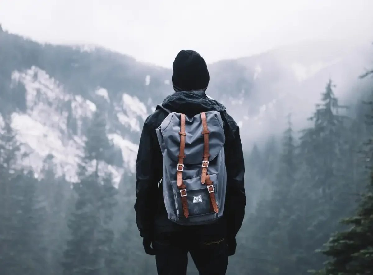 Человек с рюкзаком со спины