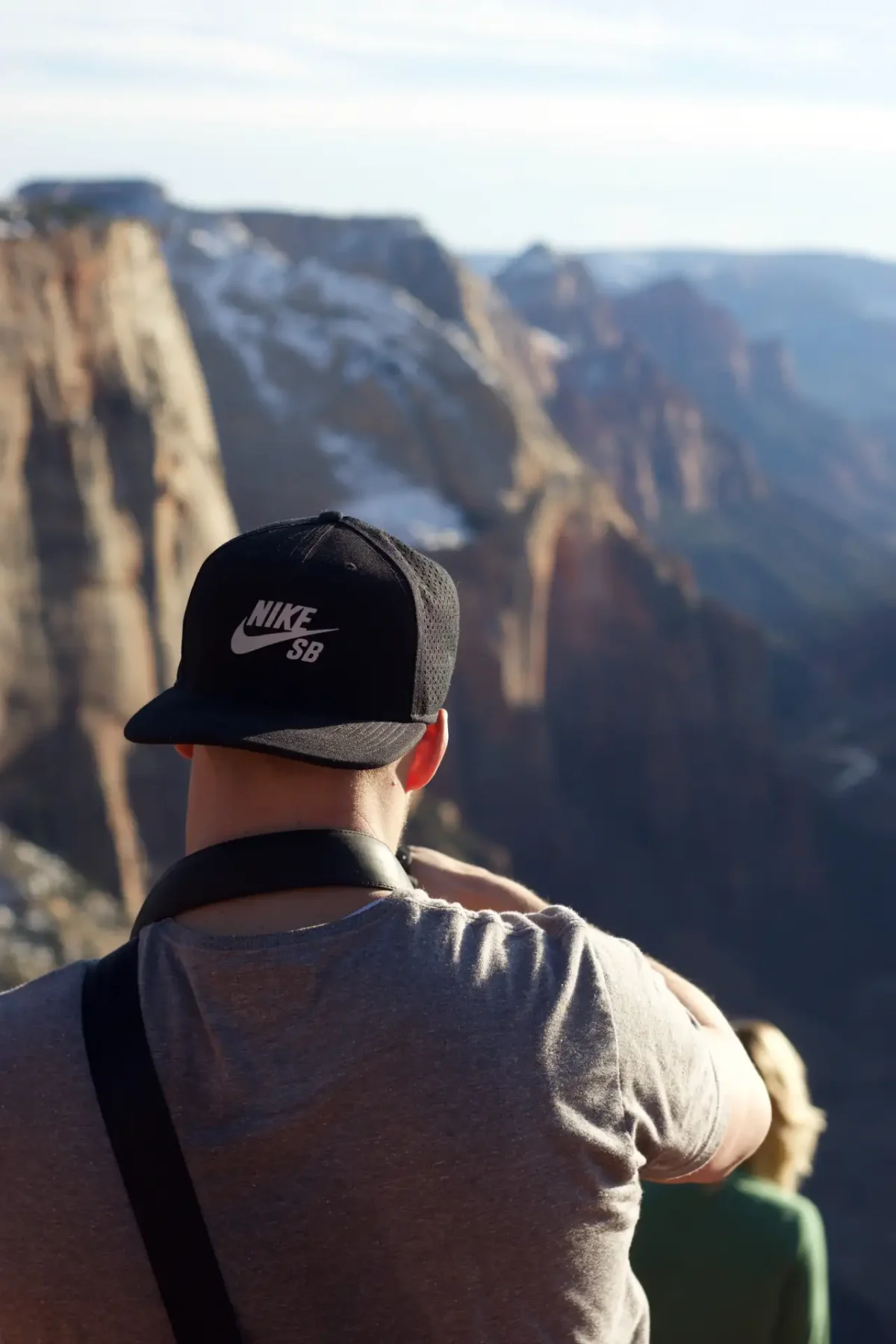 Мужчина на фоне гор