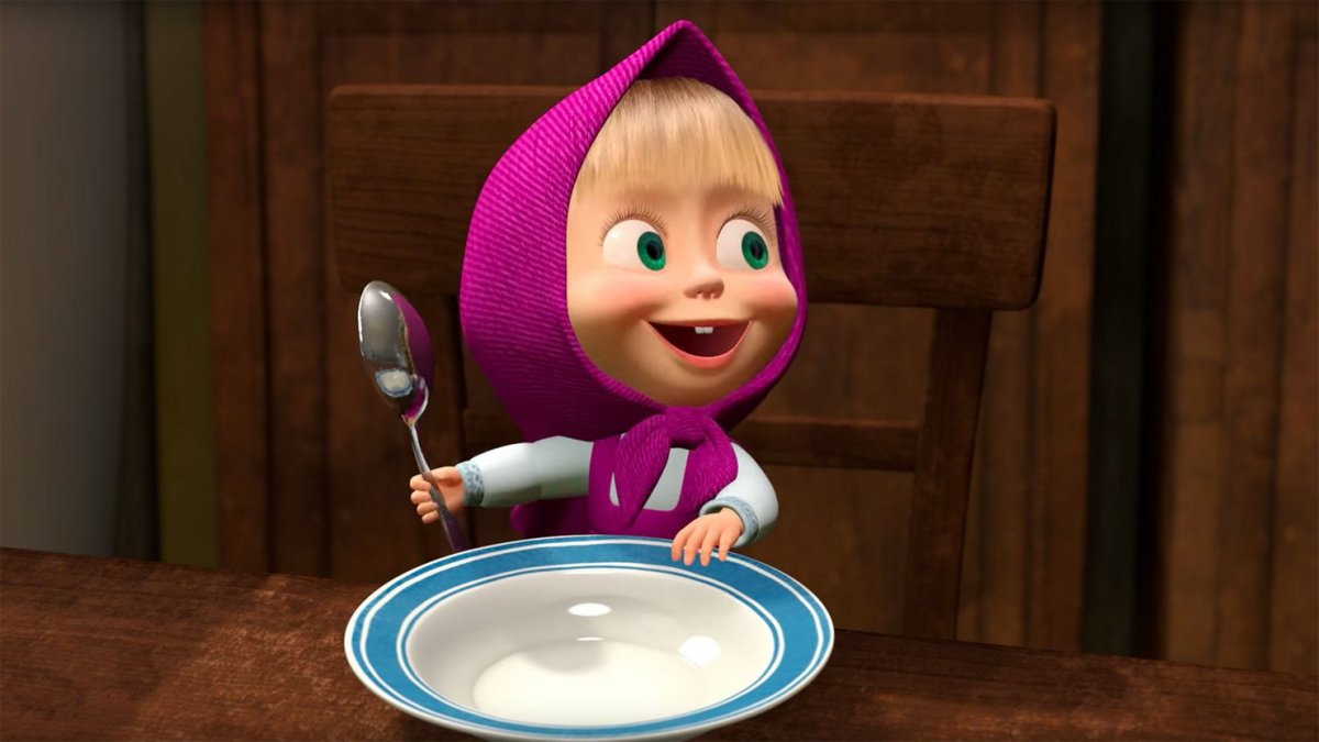 Маша и медведь кушают