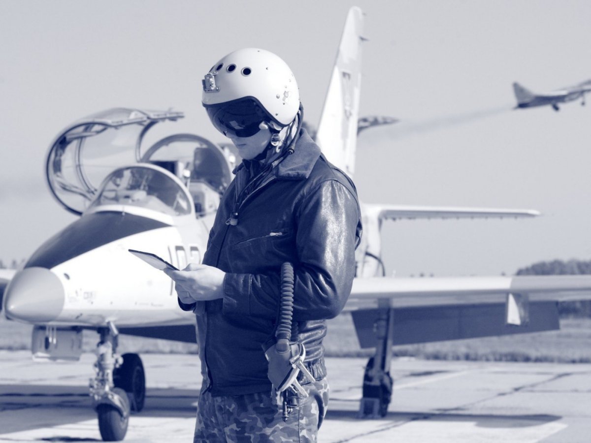Летчик на фоне самолета