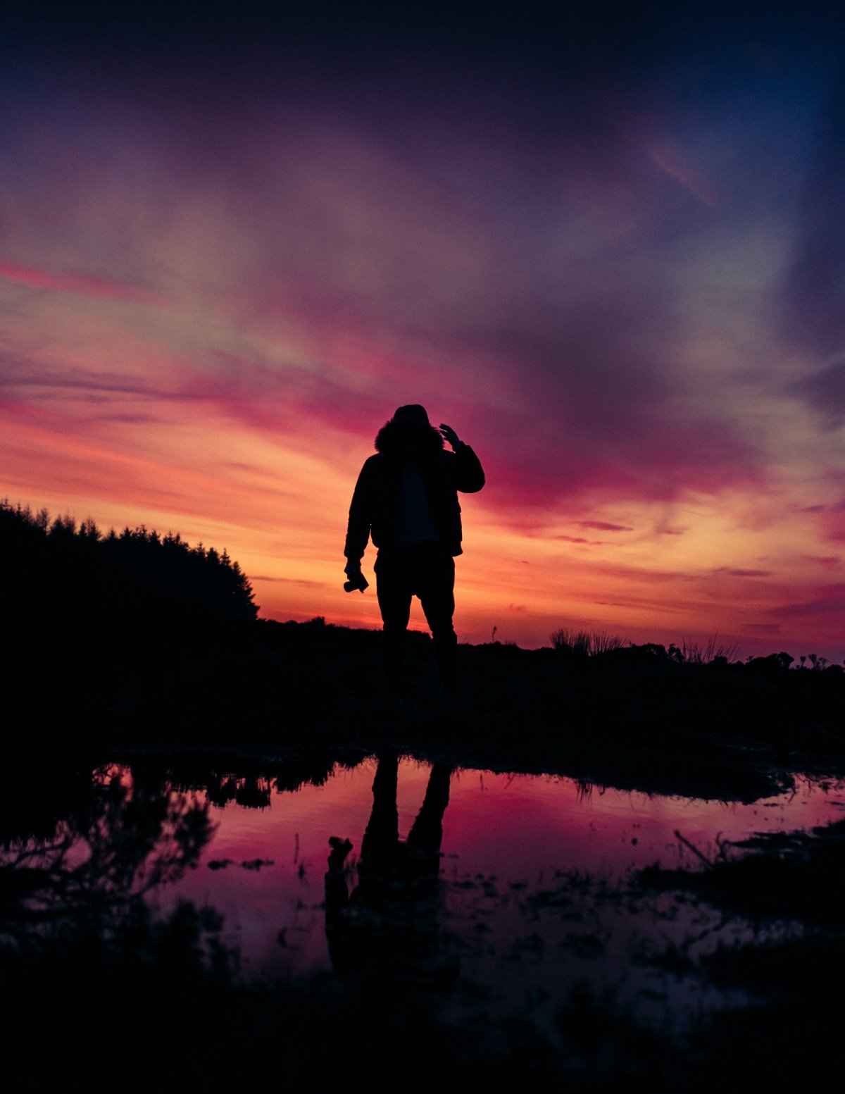 Одинокий парень на закате