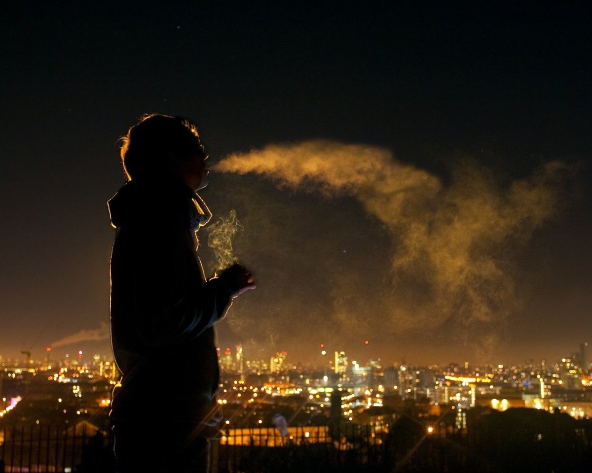 Парень в капюшоне с сигаретой