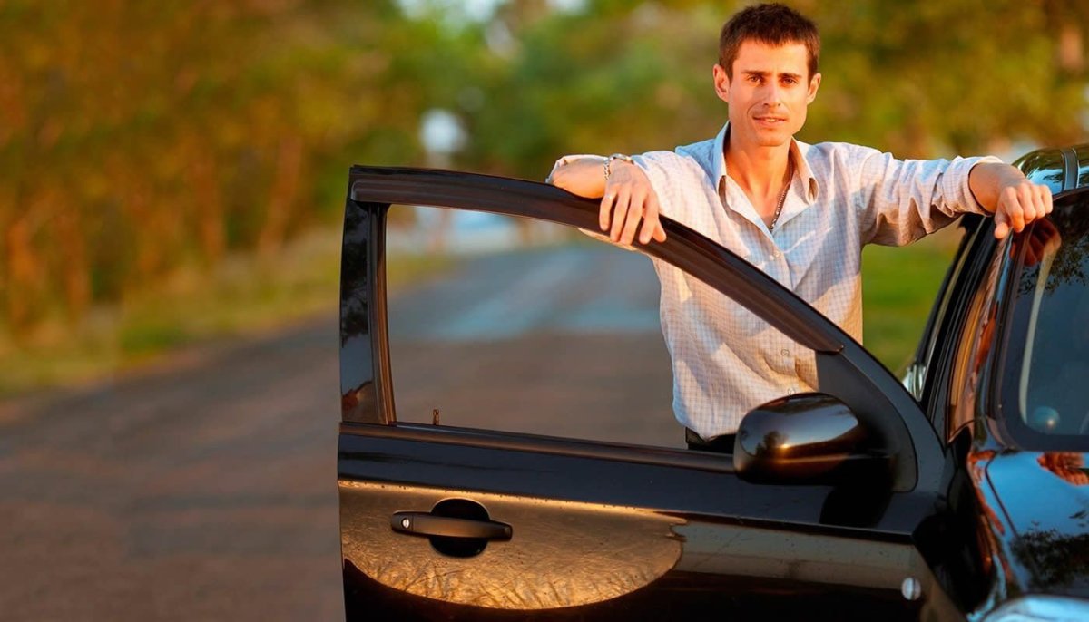 Человек около машины