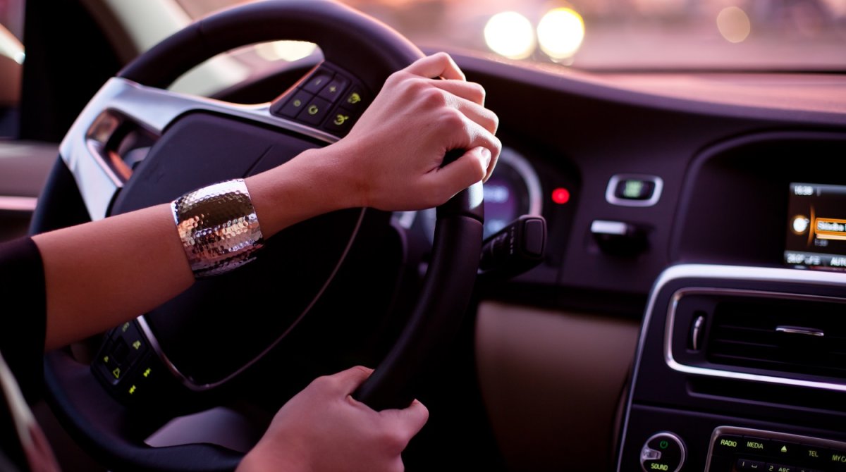 Женские руки за рулем