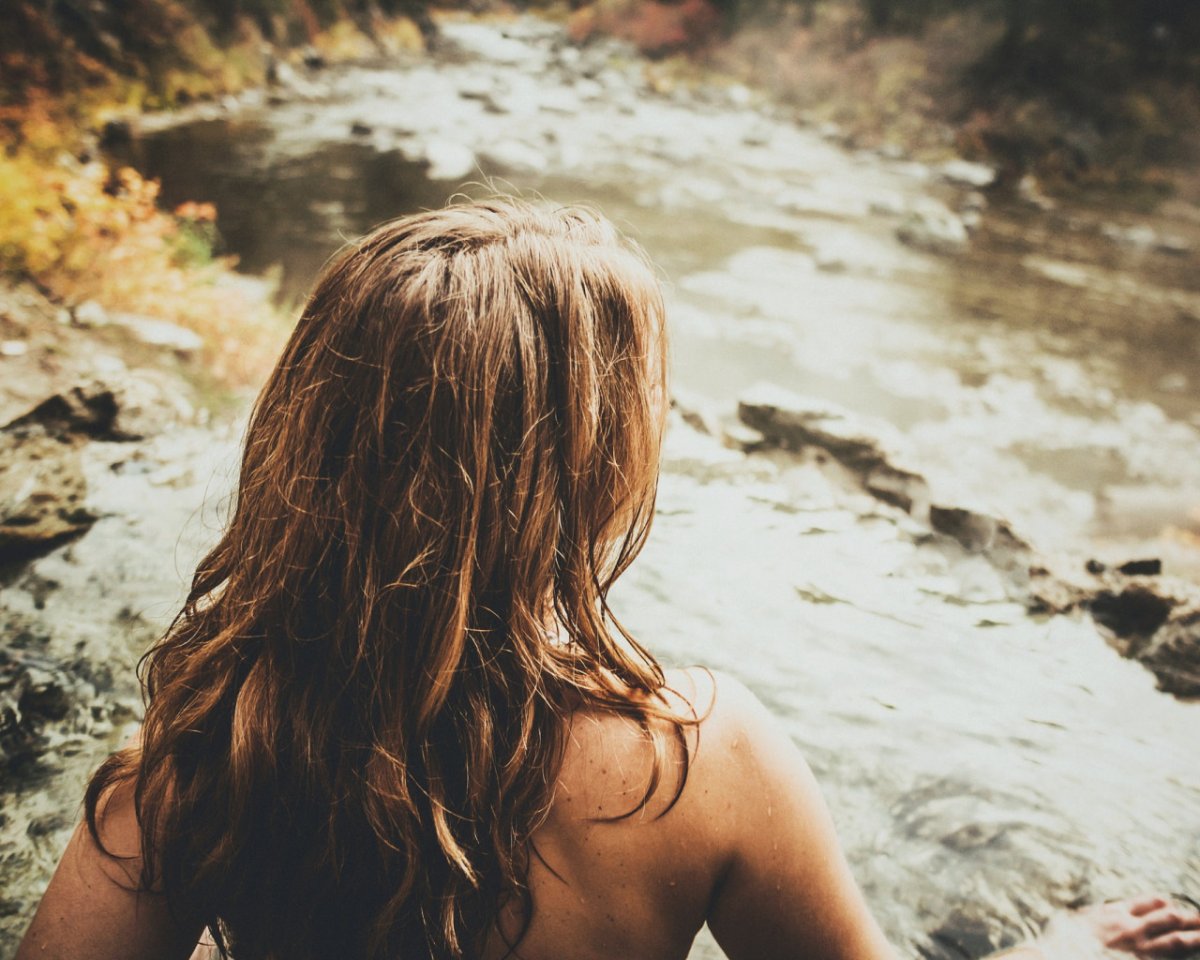 Девушка с каштановыми волосами со спины