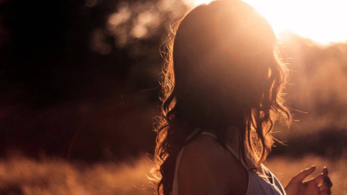 Девушки шатенки в лучах солнца