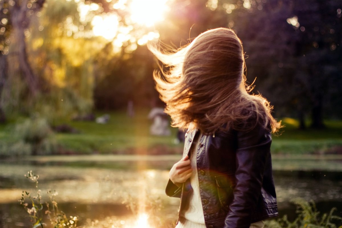 Девушка с коричневыми волосами осенью