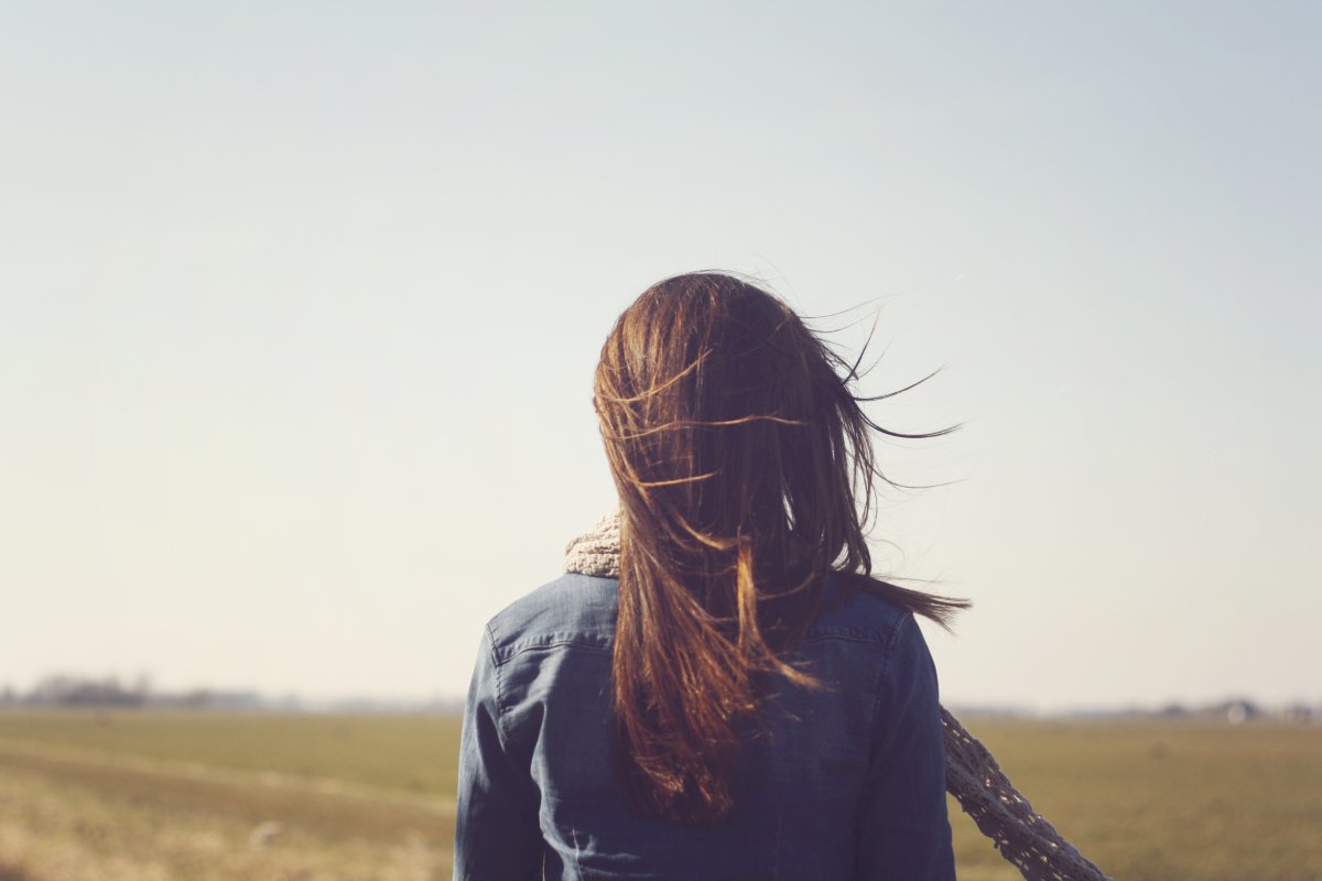 Шатенка со спины