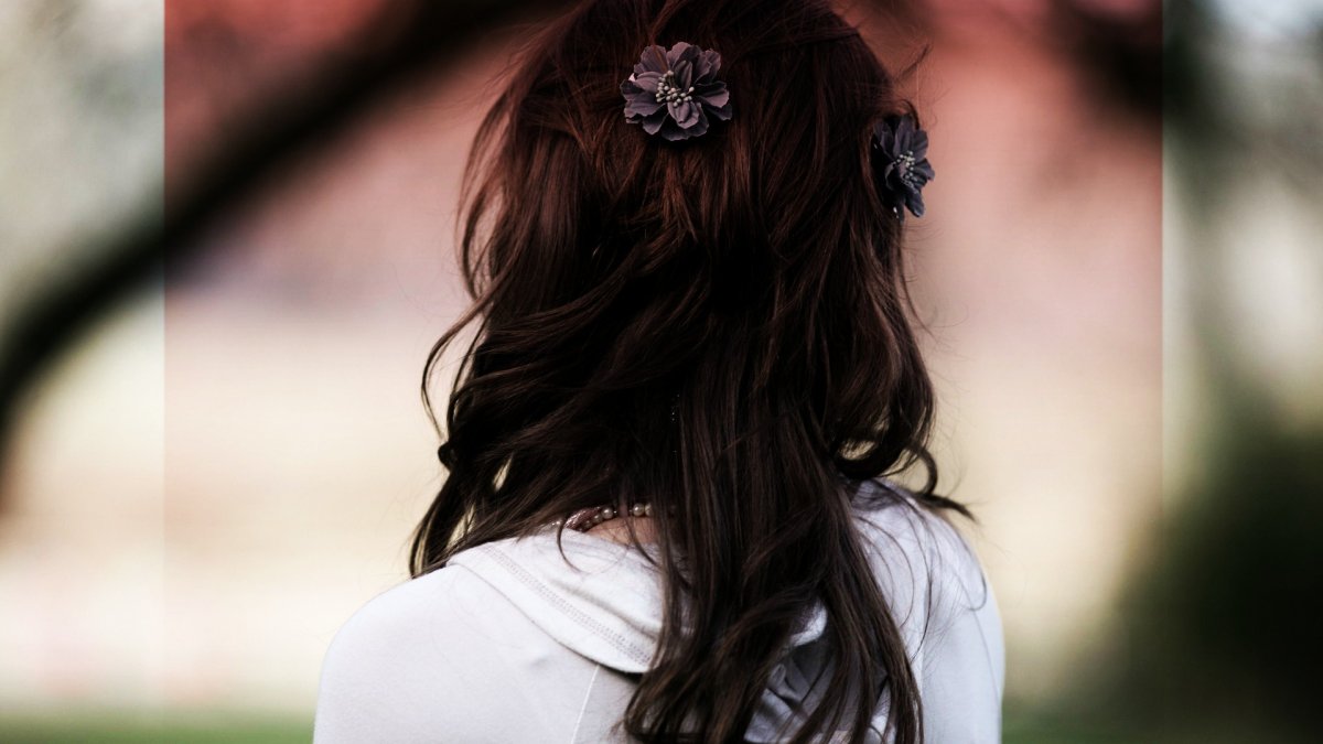 Фото девушки шатенки со спины