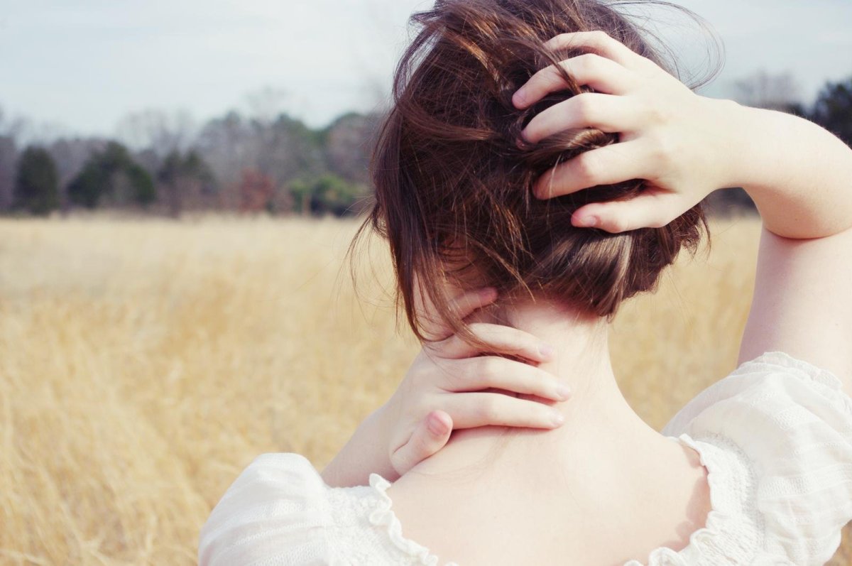 Девушка с короткими волосами со спины