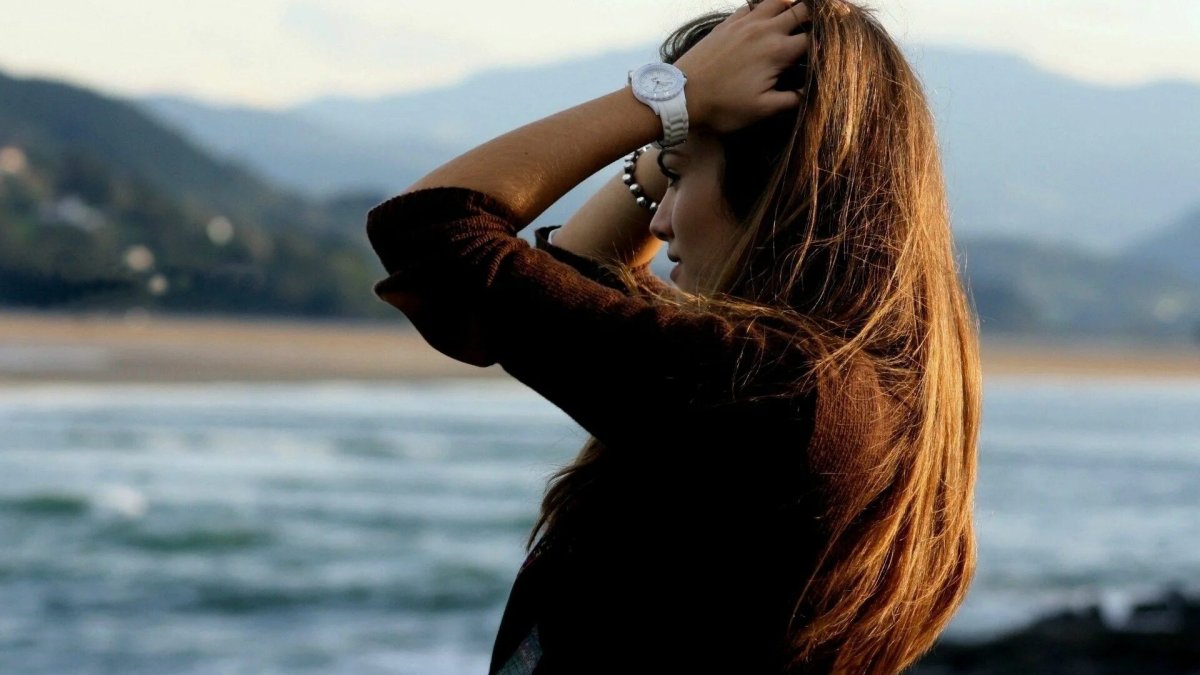 Девушка сбоку