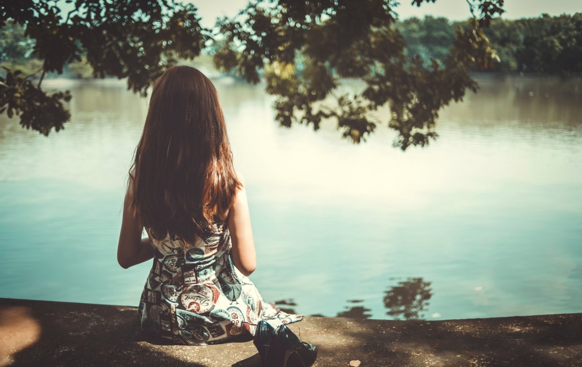 Девушка шатенка со спины