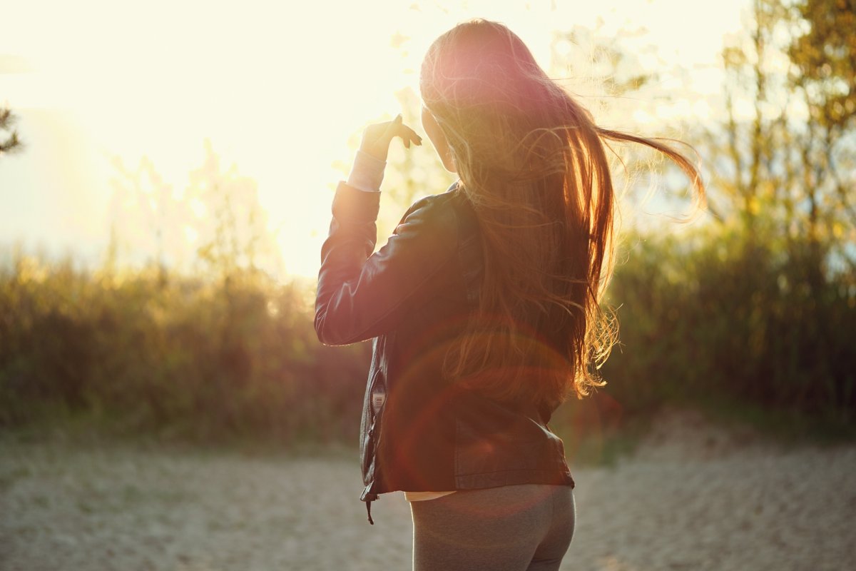 Девушка шатенка со спины