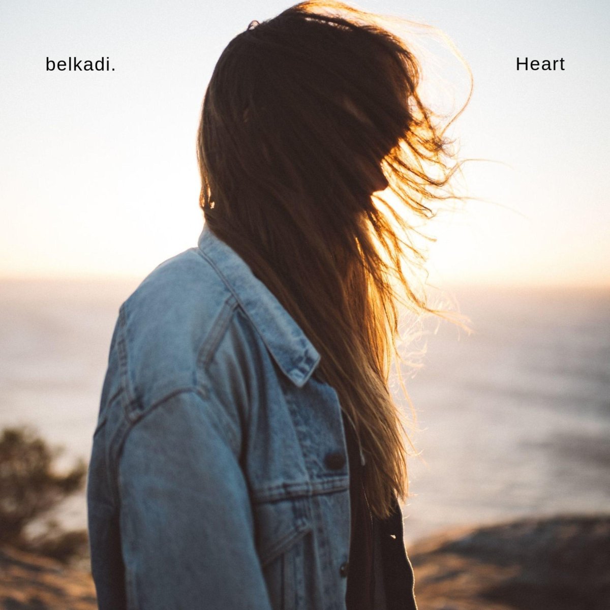 Брюнетка с каре со спины