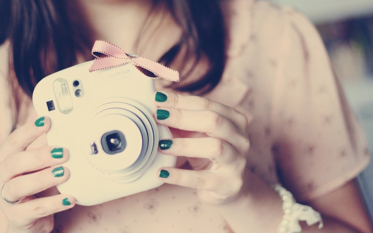 Девушка с синими розами