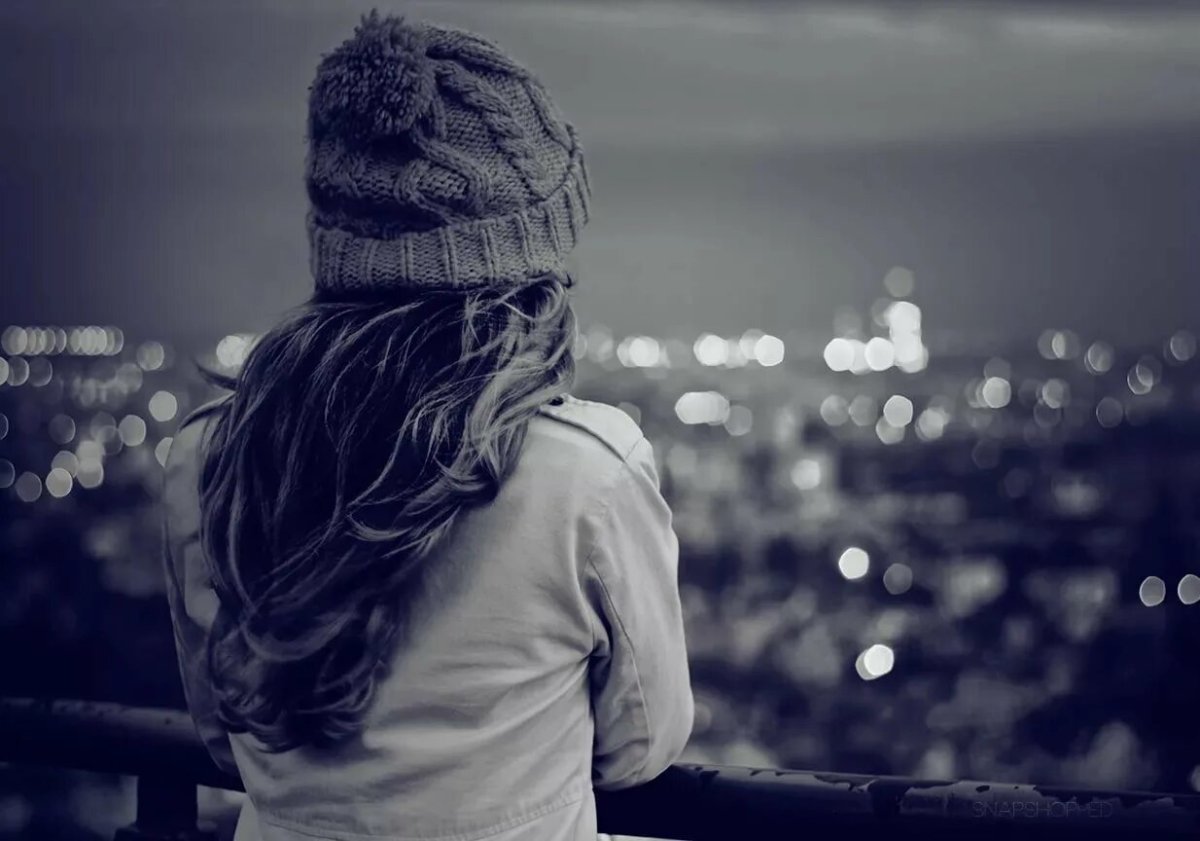 Девочка на качелях спиной