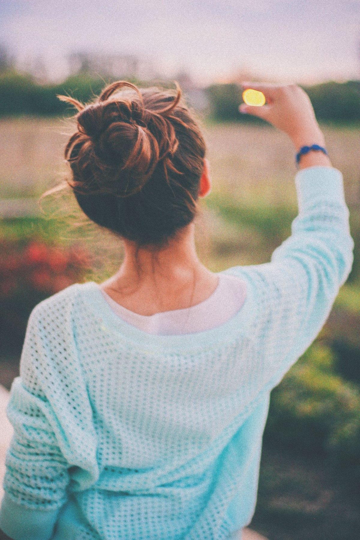 Мусульманка с цветами в руках