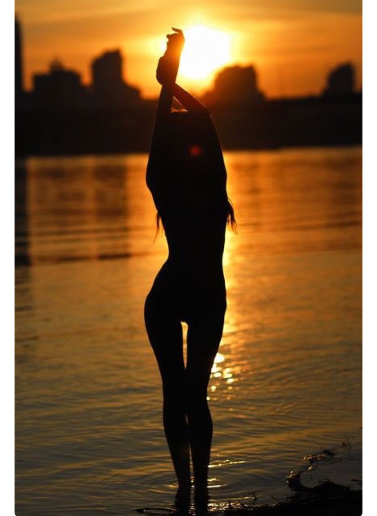 Силуэт женщины на закате