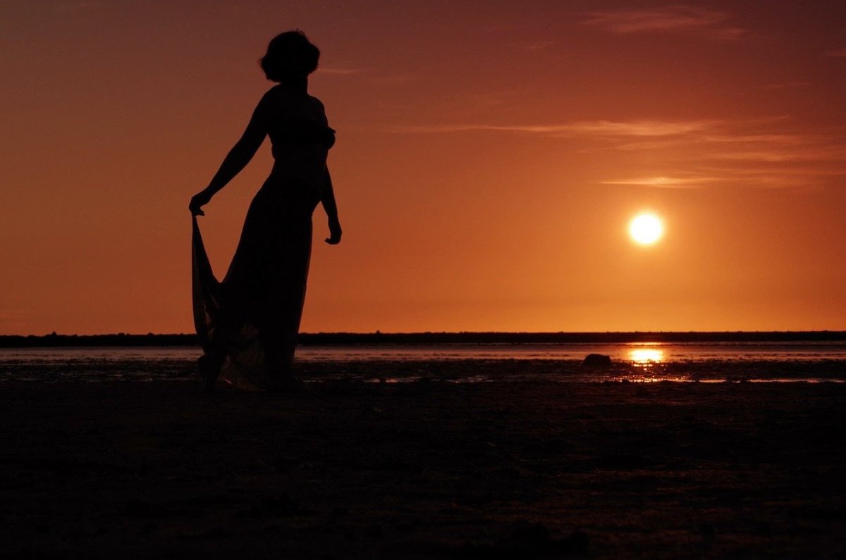 Красивый силуэт девушки