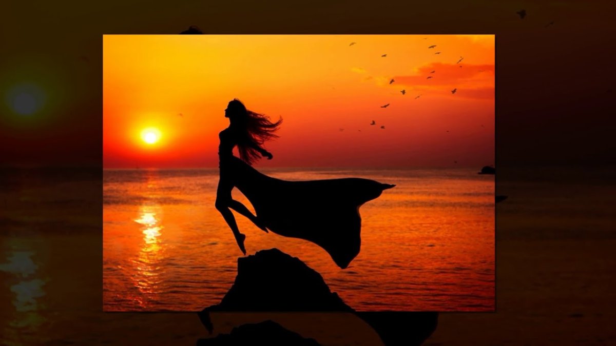 Женский силуэт на закате