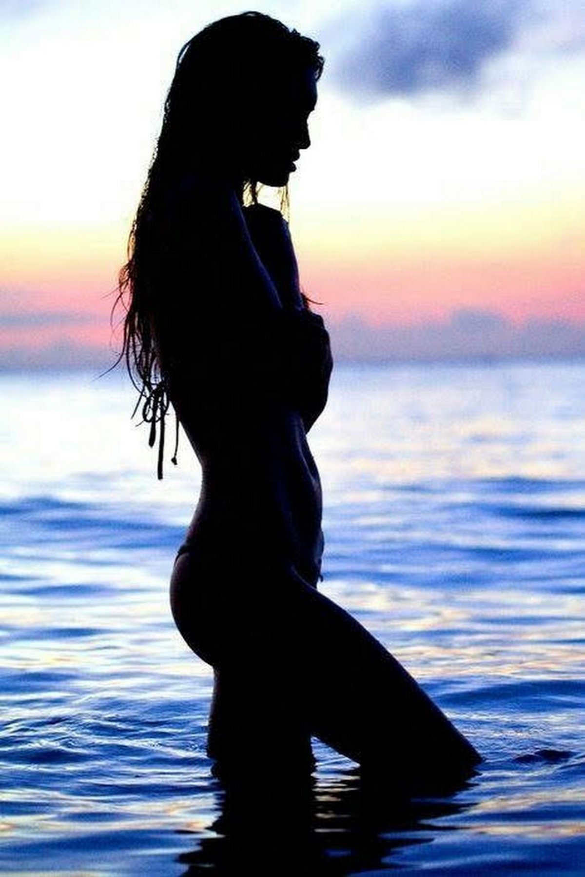 Девушка в шляпе со спины