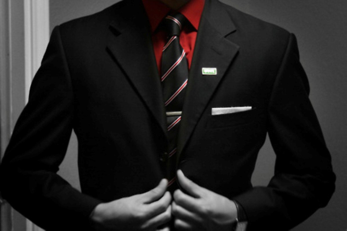 Парень с девушкой около машины