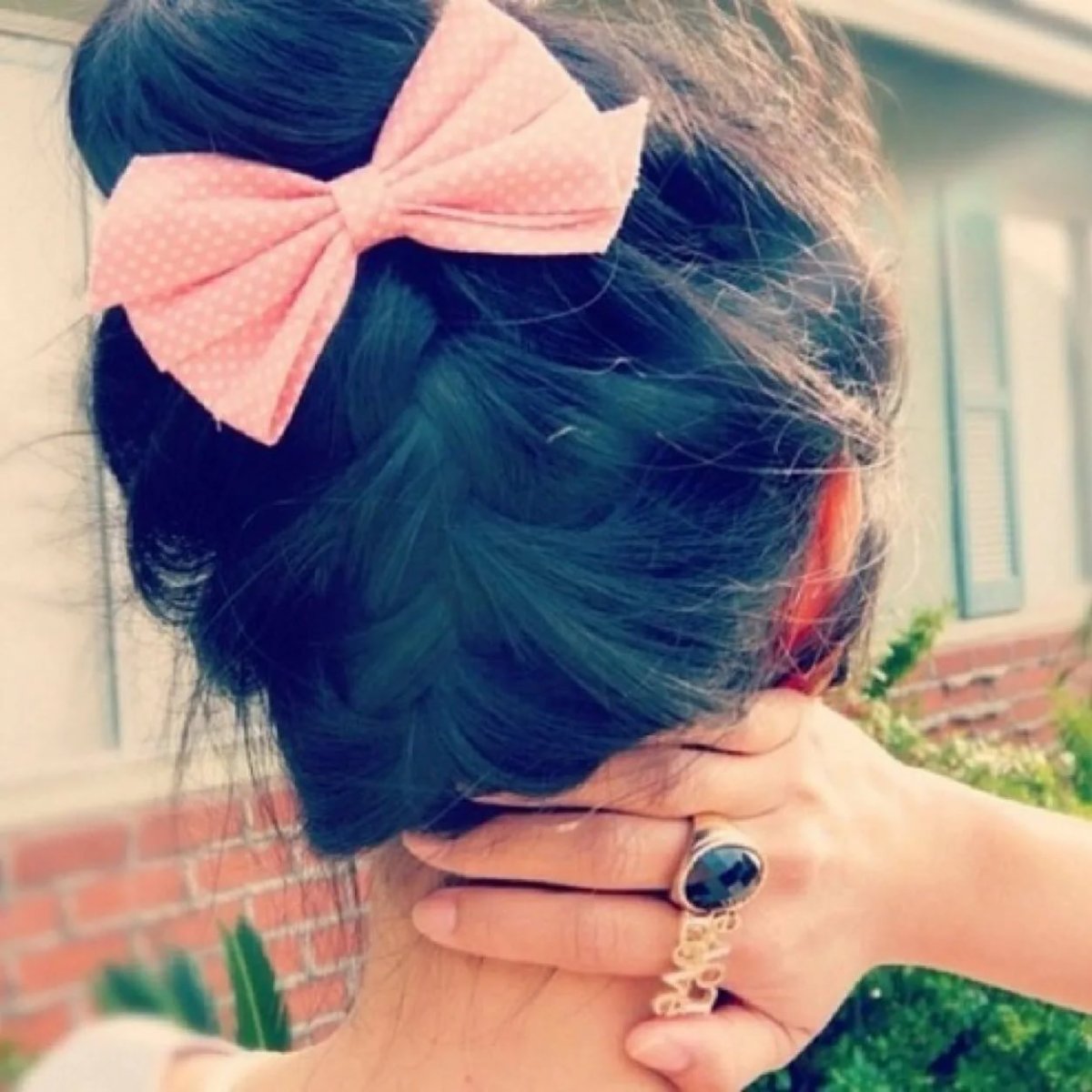 Брюнетка с бантиком на волосах