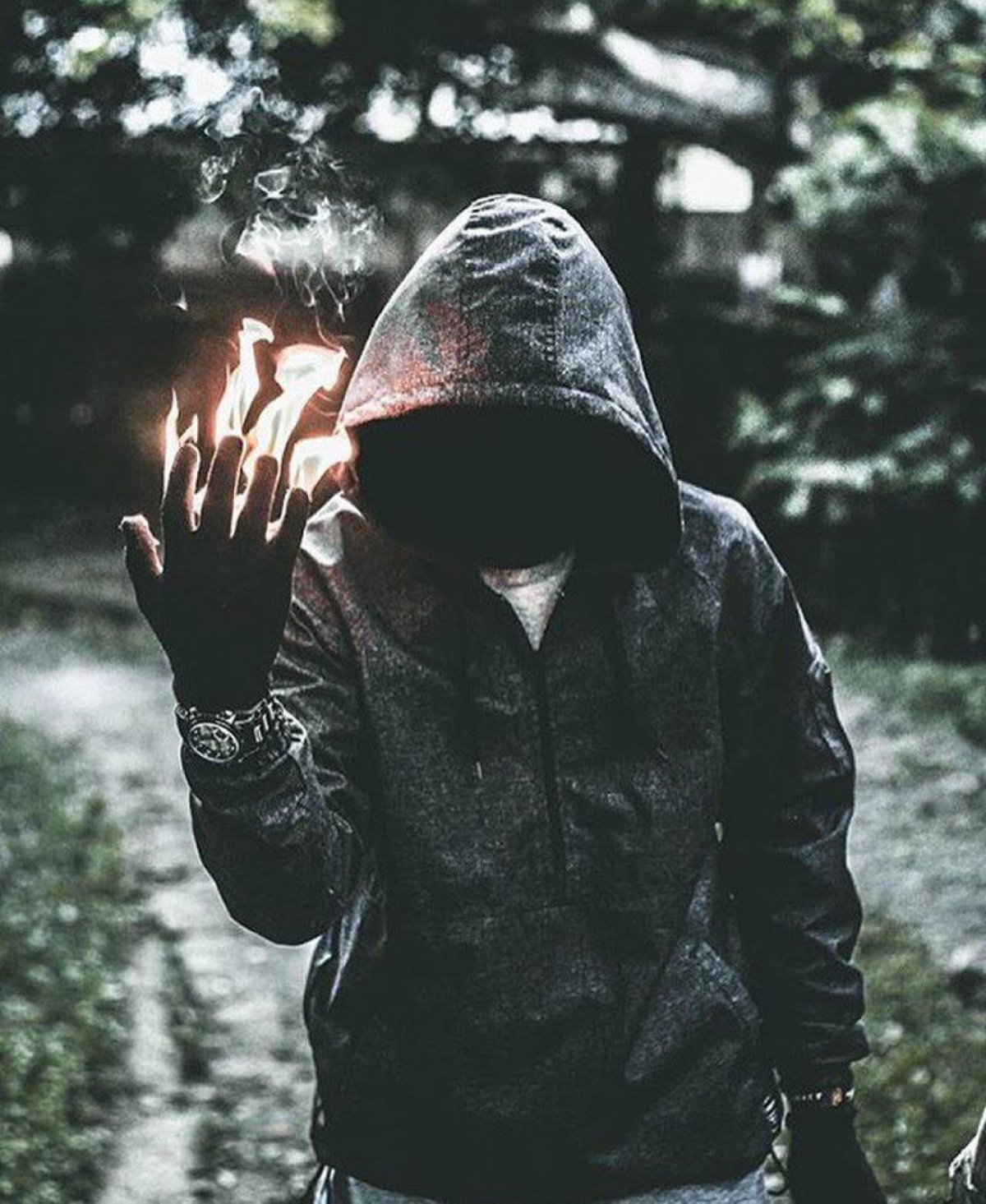 Брюнетка в бейсболке