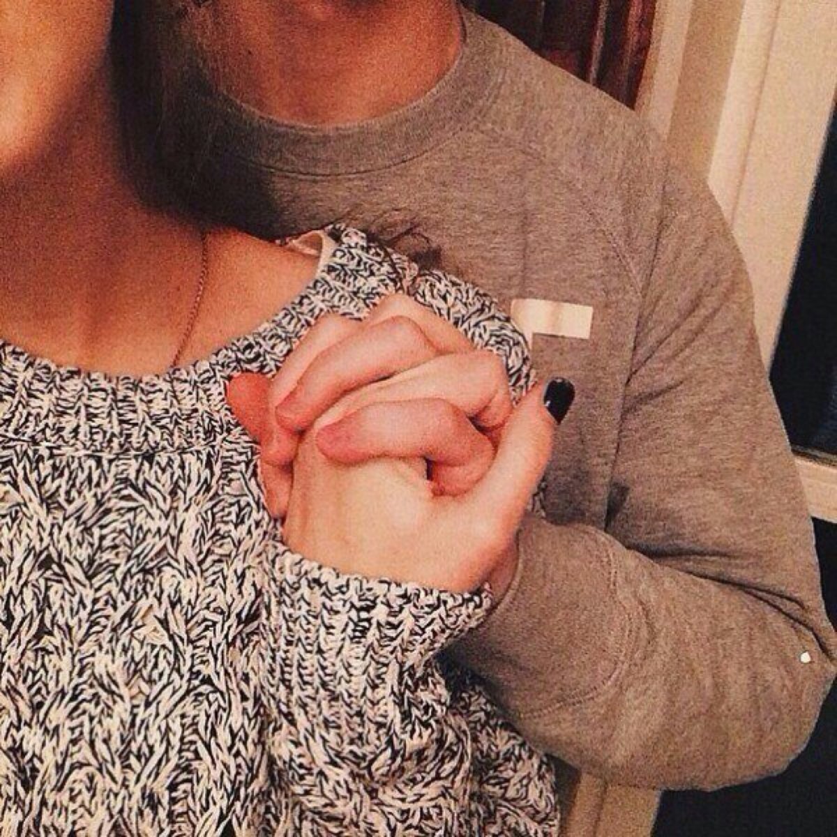 Девушка в маске на аву