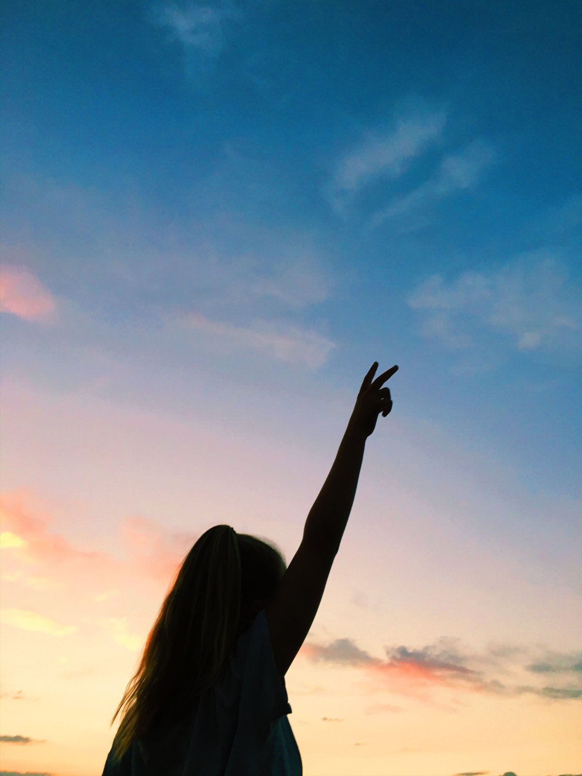 Девушка в шапке со спины