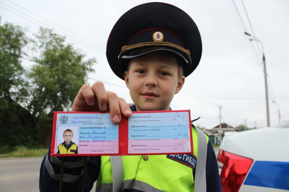 Маленький мальчик в форме ГИБДД