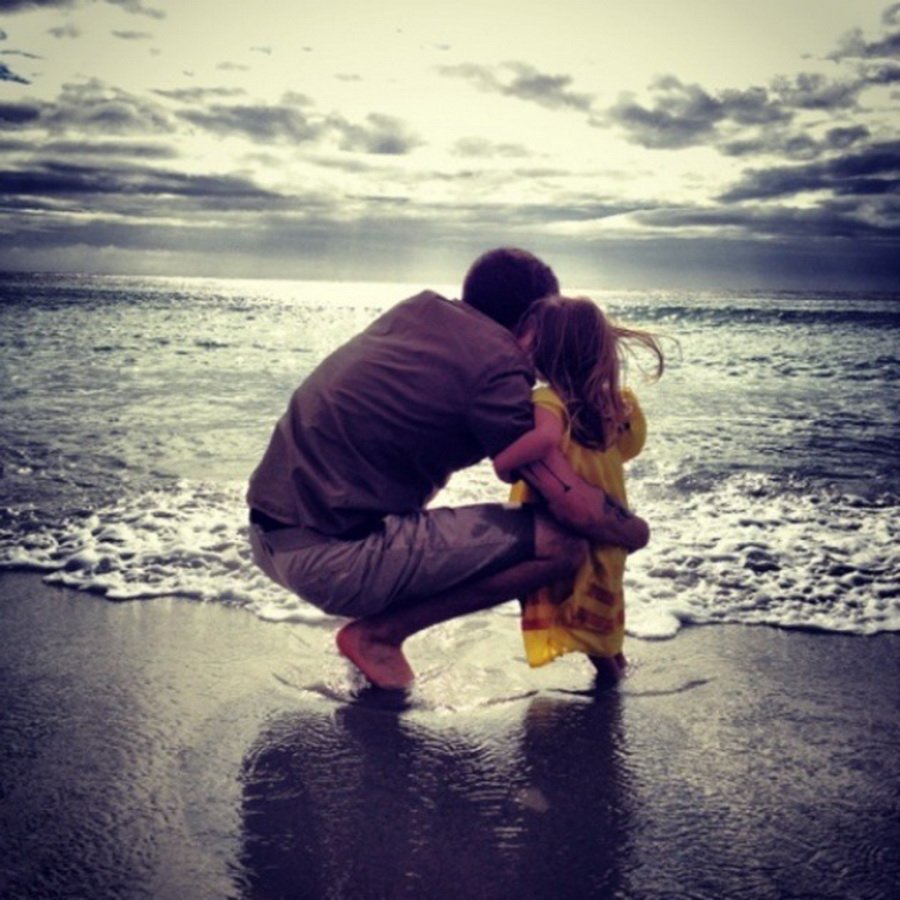 Папа и дочь со спины