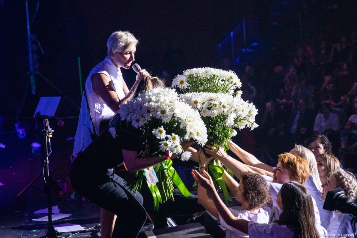 Сурганова дарит цветы Арбениной