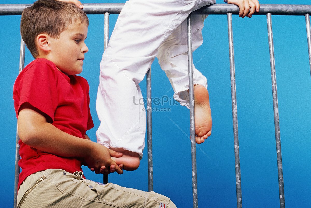 Мальчик помогает другу подняться