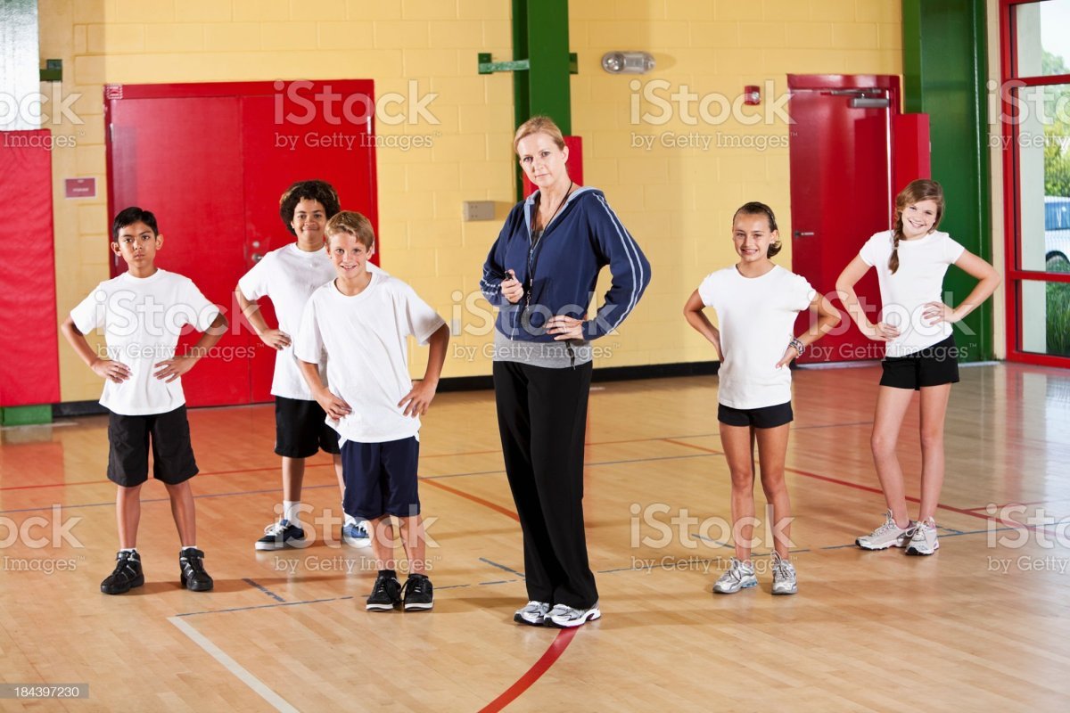 Учитель физкультуры в спортзале