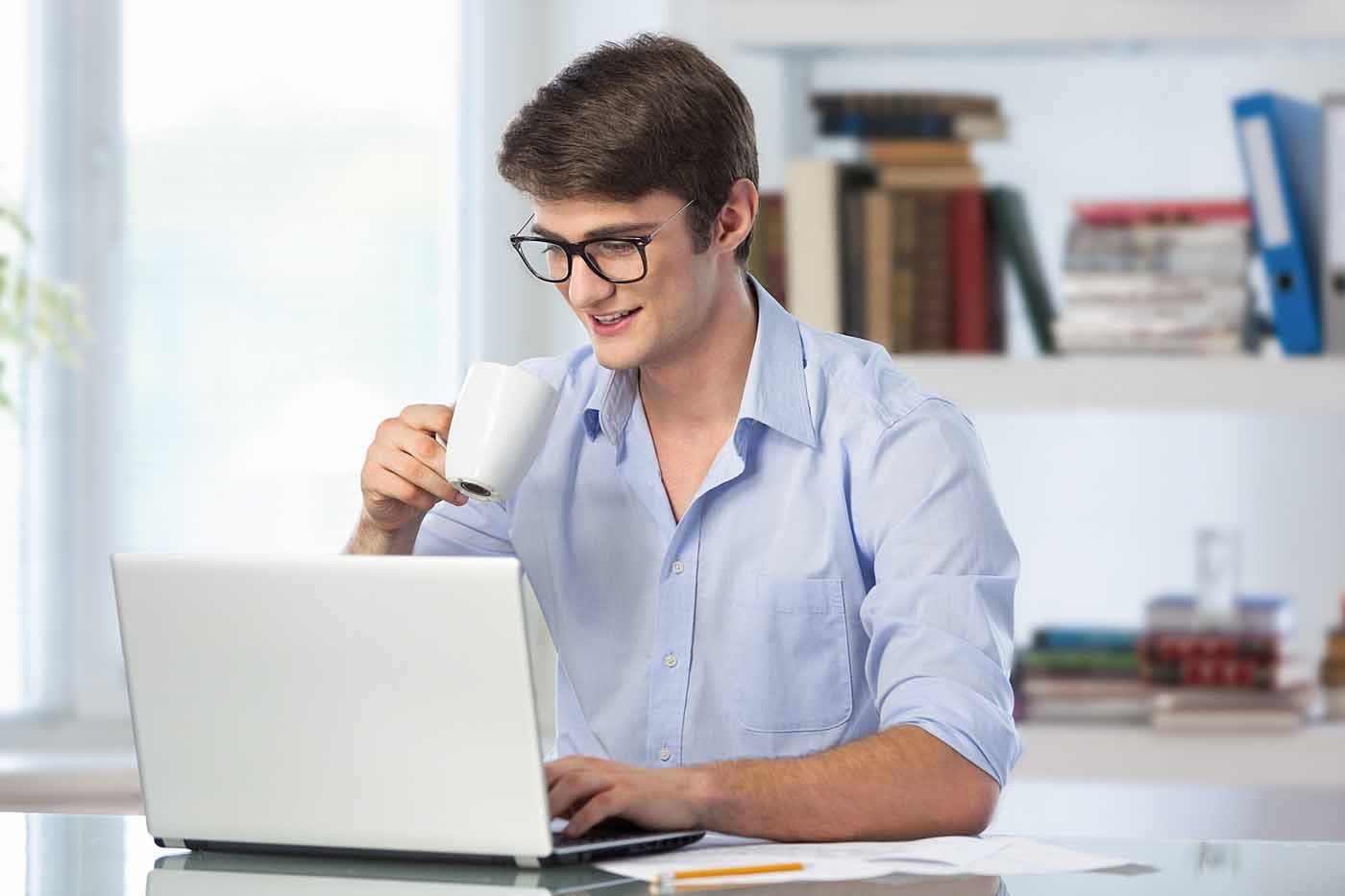Где можно поработать с ноутбуком в москве. Мужчина с компьютером. Менеджер мужчина. Молодой парень за ноутбуком. Мужчина компьютером в офисе.