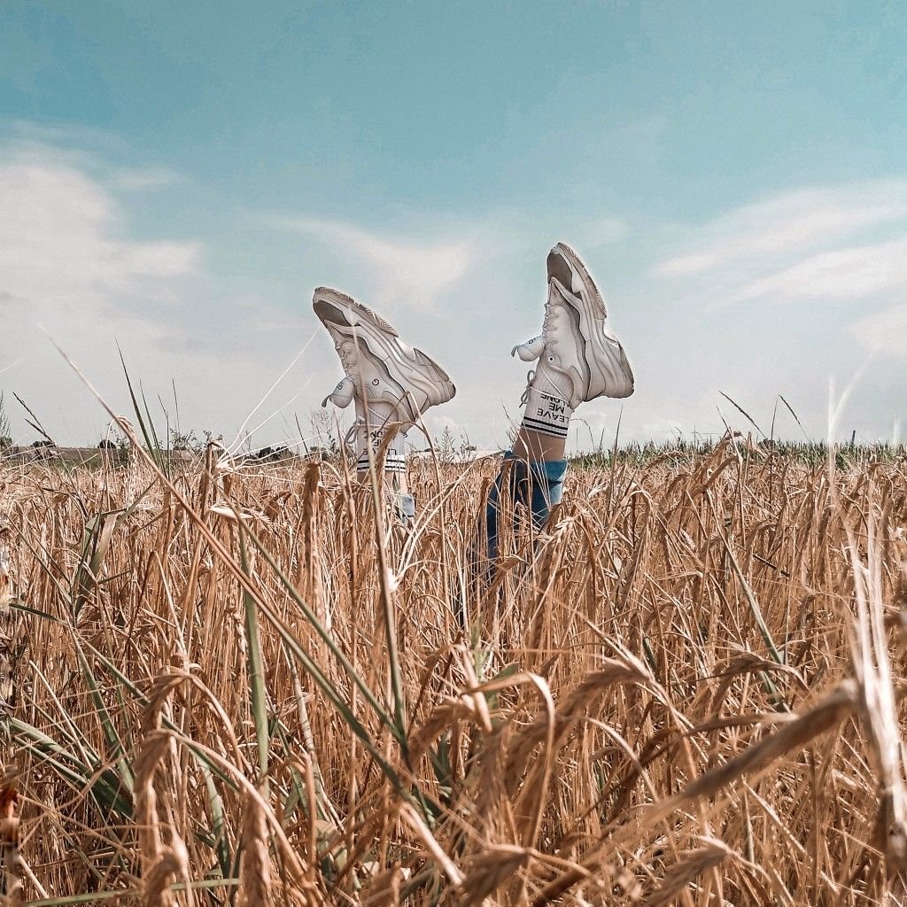 Необычная фотосессия в поле