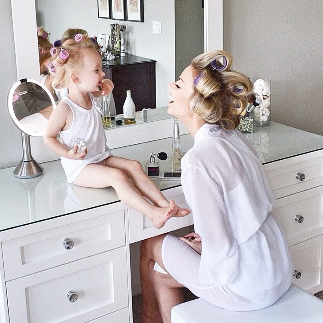 Мама и дочка в салоне красоты