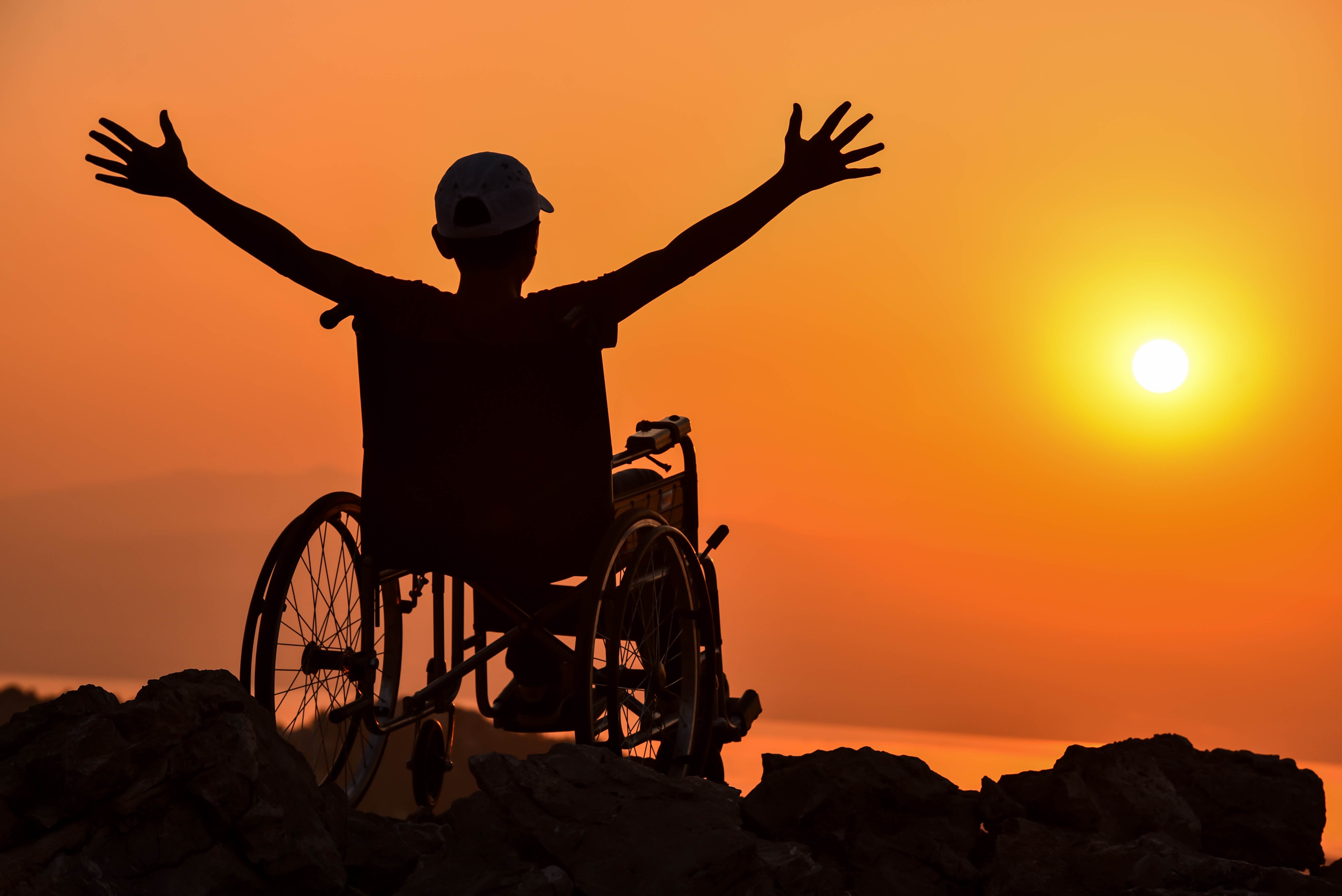 День сильных духом. Инвалид. Счастливые инвалиды. Люди с ограниченными возможностями. Инвалиды люди с ограниченными возможностями.