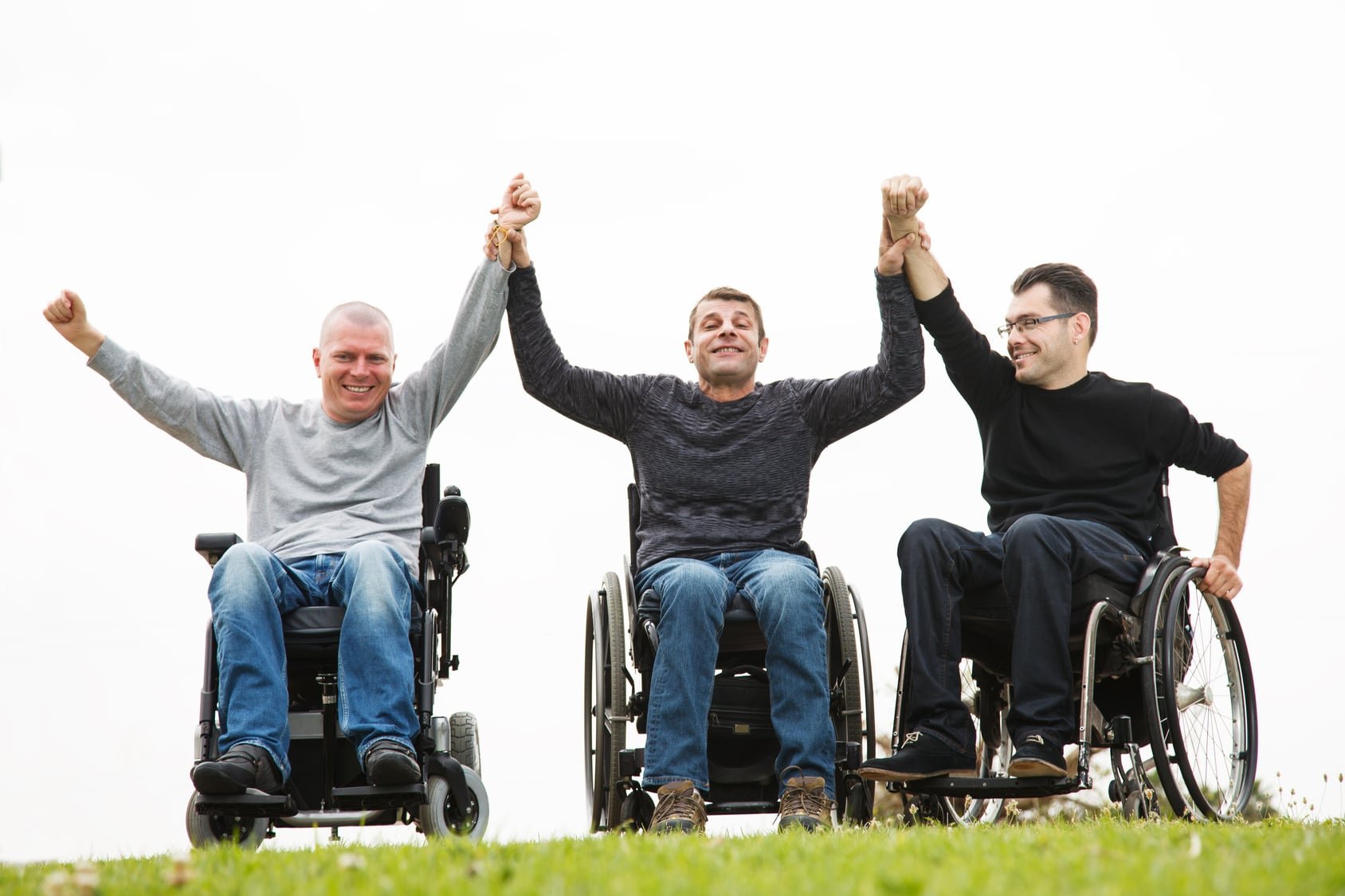 Представитель группы инвалидов. Счастливые инвалиды. Инвалид с друзьями. Радостный инвалид. Инвалид улыбается.