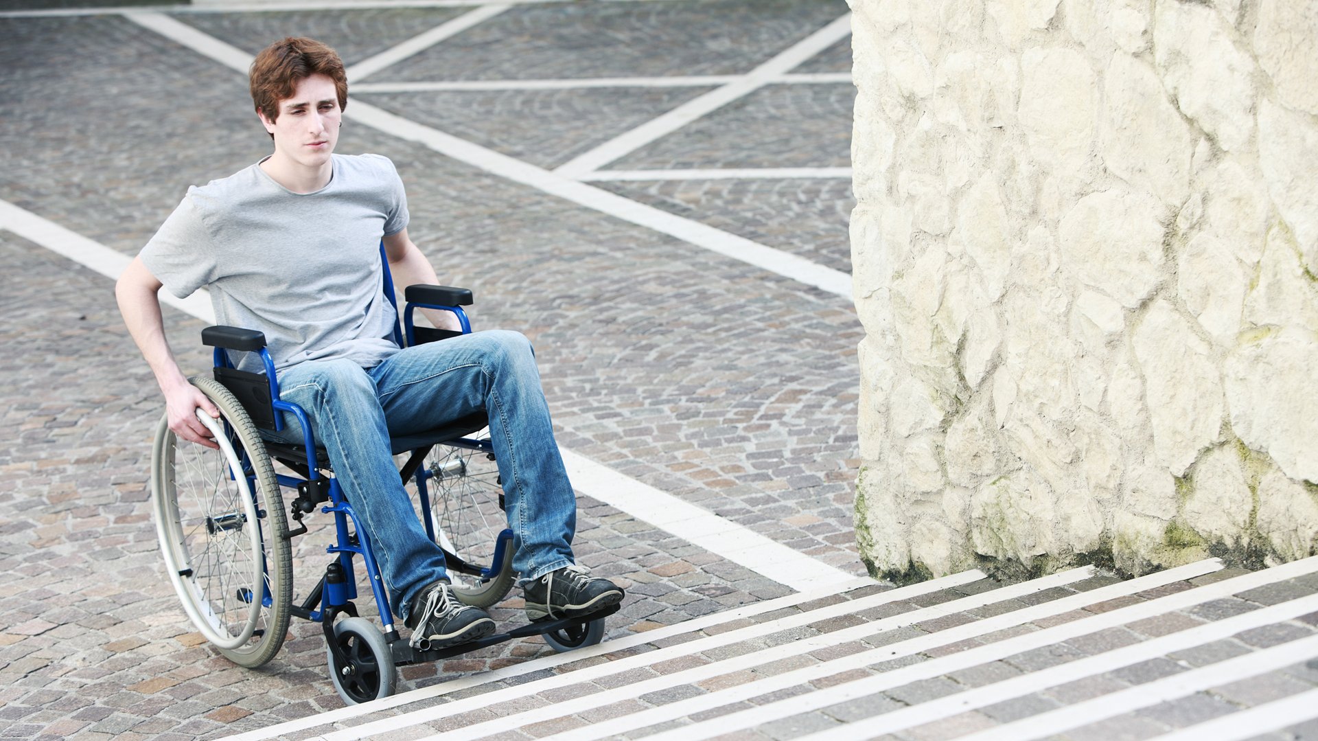 Обидел инвалида. Инвалид. Человек в инвалидной коляске. Человек на коляске. Инвалид колясочник.